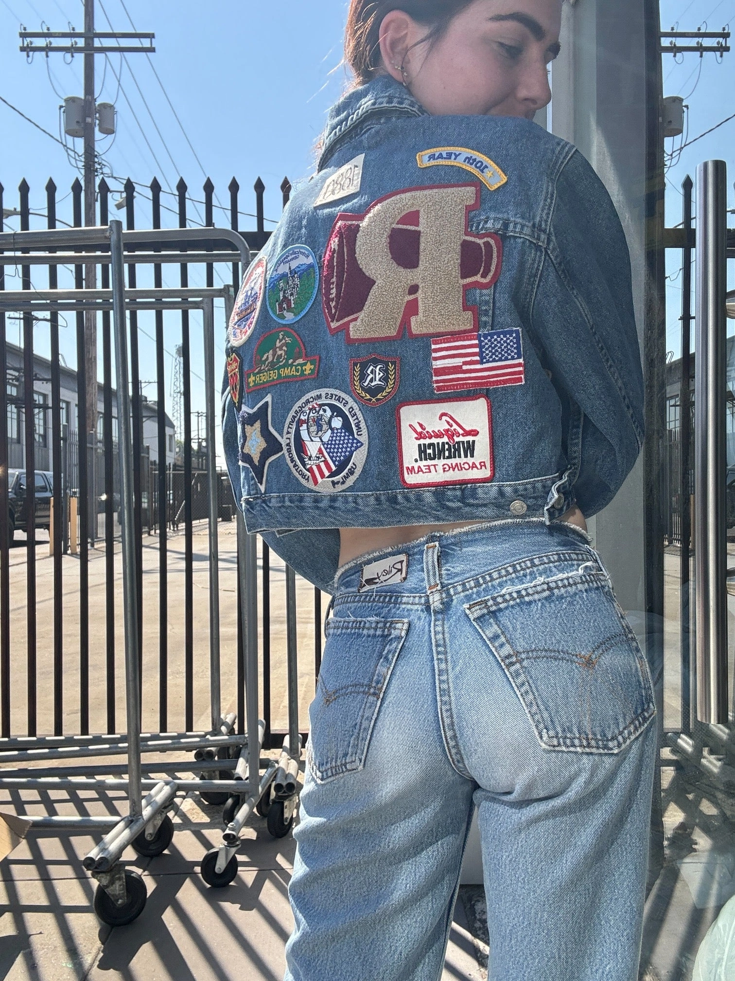 Geüpcyclede Denim Droom: Cropped Trucker Jack met Patchwork, Jouw Statement Look!